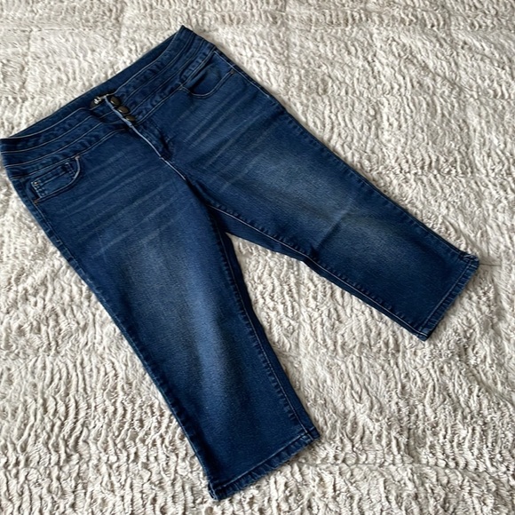 d. jeans Capris - Picture 1 of 7